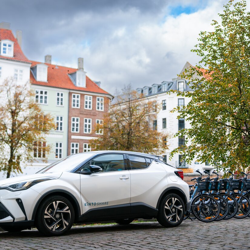 Kvinde med RAV4 Hybrid